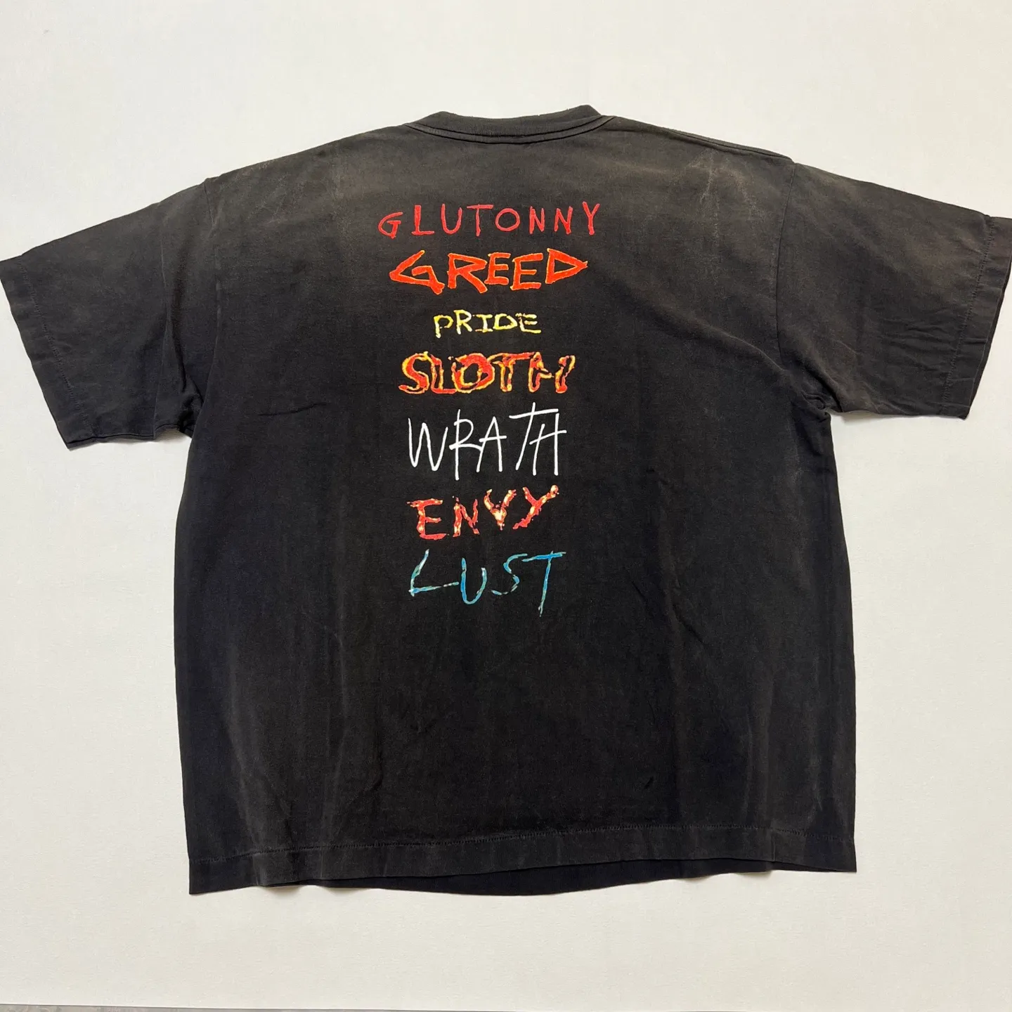 SAINT Mxxxxxx SEVEN DEADLY SS TEE/BLK Phantom SAINT Seven Deadly Sins Printed TEE Washed Black S-XL Look for cylindrical fabrics with no side seams. Don’t buy open width fabrics anymore. It’s boring. Assute garments are dyed. The whole piece is sprayed with Ma Liu. Then spray the heavy parts to fade. The collar and cuffs are frayed. Many hangings are frayed. Accessories are complete. Customized original consistent main mark/wash mark/little angel anti-counterfeiting mark.